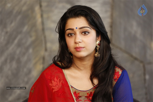 charmi kaur,jyothilakshmi,poorijagannath,marriage  తనకు కొంచెం పిచ్చి ఉందంటున్న చార్మి..!